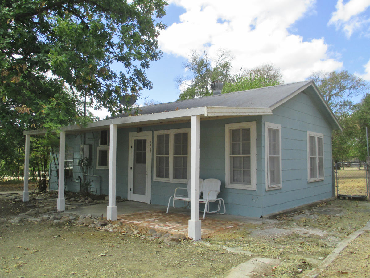 205 10th Street, Bandera, TX 78003. 1/1 for Rent - Listed by Gail Stone Realty. For info. call 830-796-4640